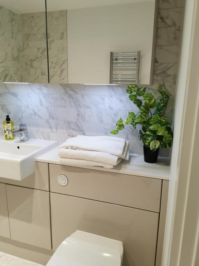 דירות לונדון Comfy 1 Bed Studio 1 Minute From Train Station מראה חיצוני תמונה