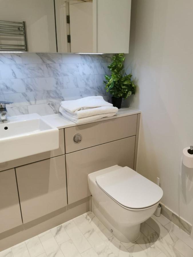 דירות לונדון Comfy 1 Bed Studio 1 Minute From Train Station מראה חיצוני תמונה
